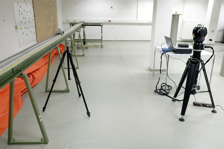 Messaufbau mit Lasertracker und Messschiene im Messkeller
