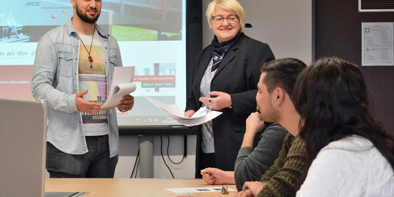 Helena Overina unterrichtet seit 40 Jahren mit Engagement und Leidenschaft. (Foto: Jade HS)