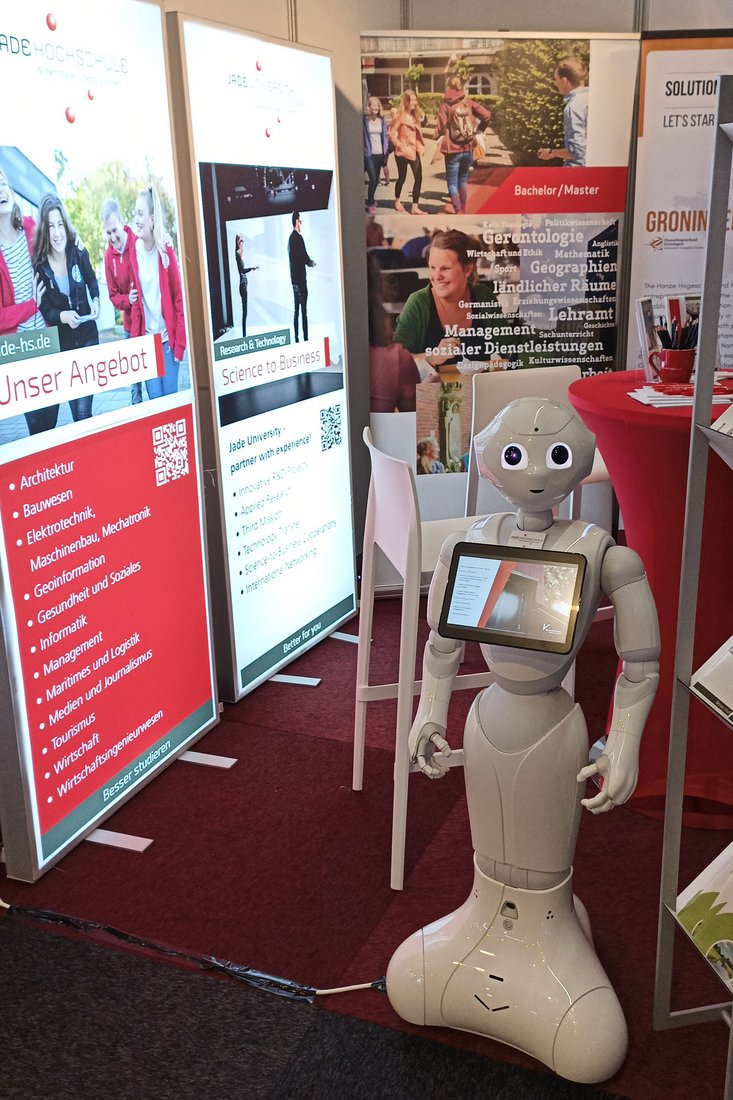 Pepper, ein humanoider Roboter, der darauf programmiert ist, Menschen und deren Mimik und Gestik zu analysieren, lockte viele Messebesucher an den Stand der Jade Hochschule. (Foto: Jade HS)