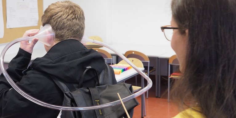 Wie funktioniert eigentlich das Hören? Besucher_innen lernten in vielen Mitmachaktionen alles Rund ums Ohr und die auditive Wahrnehmung (Foto: Jade HS/Ralph Nolte-Holube)