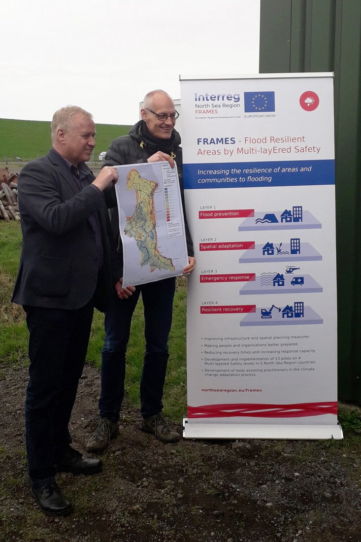 Im Rahmen des FRAMES Projekts übergibt Dr. Helge Bormann (Jade Hochschule) eine neue Höhenkarte an den Verbandsvorsteher des II. Oldenburger Deichbands, Burchard Wulff. Foto: Bianca Groot