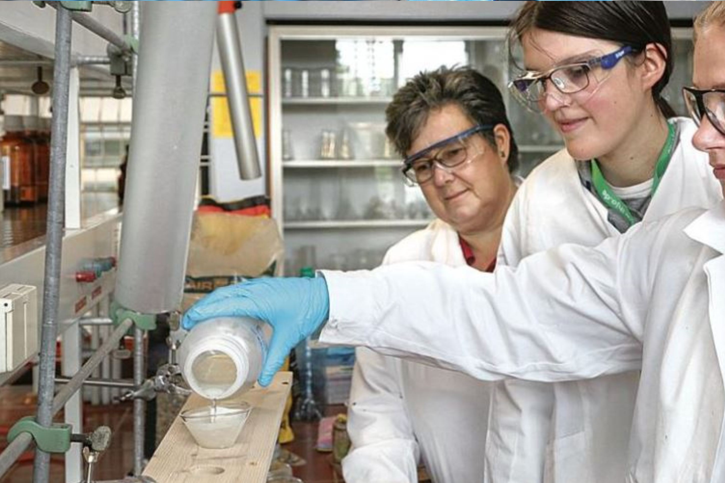 Foto: Schüler im Chemielabor