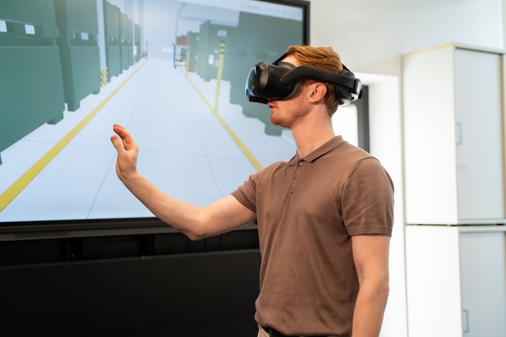 Studierender mit 3D-Brille im Logistiklabor