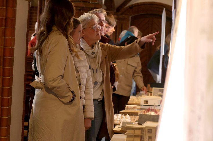 Besucher_innen begutachten die Ideen der Architekturstudierenden. (Foto: Piet Meyer)