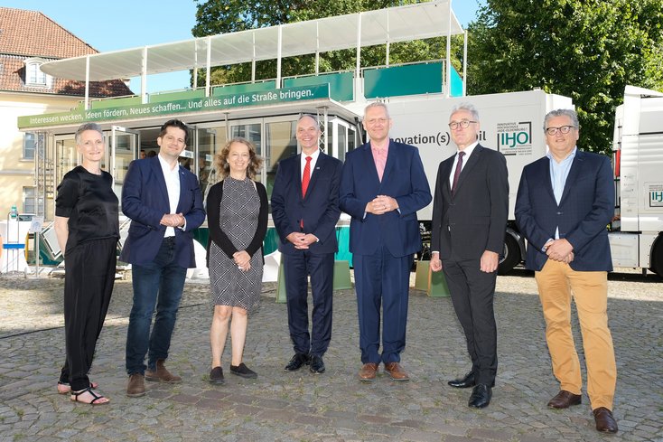 Vor dem Science Truck der IHJO (v. l.): Anne-Kathrin Guder (Gesamtprojektleiterin, Universität Oldenburg), Prof. Dr. Sebastian Lehnhoff (Vorstandsvorsitzender des Informatikinstituts OFFIS), Prof. Dr. Christiane Thiel (Vizepräsidentin Forschung und Transfer der Universität Oldenburg), Prof. Dr. Ralph Bruder (Präsident der Universität Oldenburg), Björn Thümler (Wissenschaftsminister), Prof. Dr. Manfred Weisensee (Präsident der Jade Hochschule) und Hans-Peter Ratzke (Projektleiter, Jade Hochschule). Foto: IHJO/Hendrik Reinert.