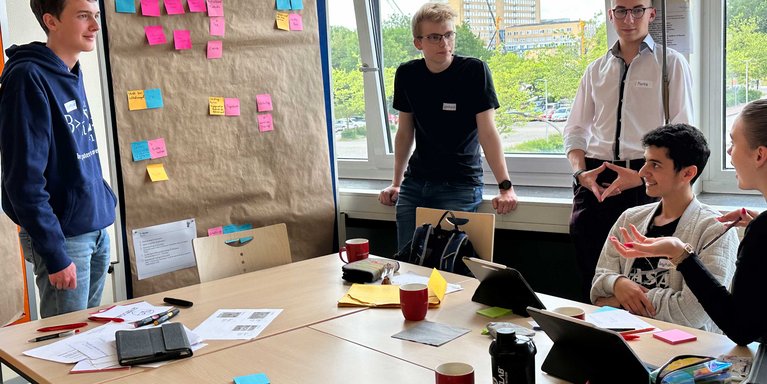Schüler_innen beim gemeinsamen Brainstormen in der Schüler_innenAkademie Gründen (Foto: Jade HS)