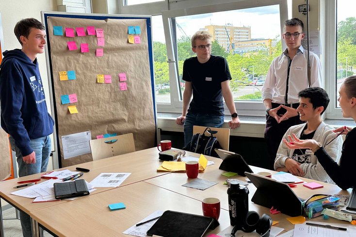 Schüler_innen beim gemeinsamen Brainstormen in der Schüler_innenAkademie Gründen (Foto: Jade HS)