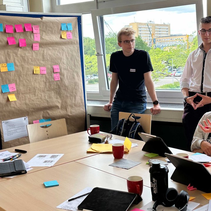 Schüler_innen beim gemeinsamen Brainstormen in der Schüler_innenAkademie Gründen (Foto: Jade HS)
