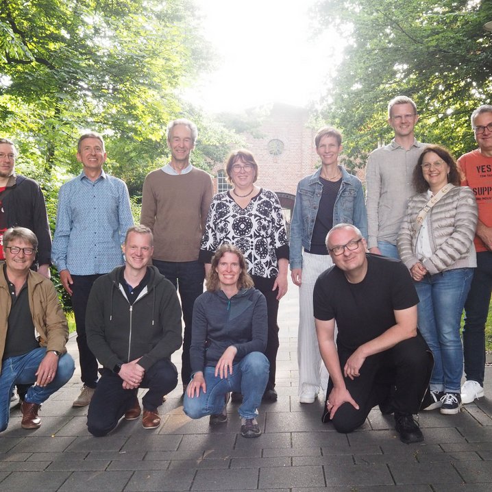 Die ersten Absolventinnen und Absolventen im Studiengang Hörtechnik und Audiologie: (1. Reihe v.l.) Prof. Dr. Karsten Plotz, Markus Kuhr, Dr. Anna Berg, Prof. Dr. Jörg Bitzer, (2. Reihe v.l.) Sven Fischer, Prof. Dr. Matthias Blau, Prof. Dr. Martin Hansen, Prof. Dr. Inga Holube, Dr. Christiane d'Hondt, Dr. Stefan Fredelake, Simone Fimmen-Siltmann, Dr. Izet Baljic (Foto: Ralph Nolte-Holube/Jade HS)
