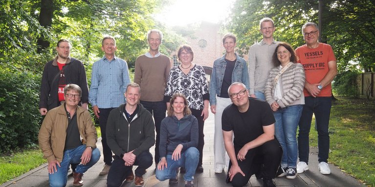 Die ersten Absolventinnen und Absolventen im Studiengang Hörtechnik und Audiologie: (1. Reihe v.l.) Prof. Dr. Karsten Plotz, Markus Kuhr, Dr. Anna Berg, Prof. Dr. Jörg Bitzer, (2. Reihe v.l.) Sven Fischer, Prof. Dr. Matthias Blau, Prof. Dr. Martin Hansen, Prof. Dr. Inga Holube, Dr. Christiane d'Hondt, Dr. Stefan Fredelake, Simone Fimmen-Siltmann, Dr. Izet Baljic (Foto: Ralph Nolte-Holube/Jade HS)