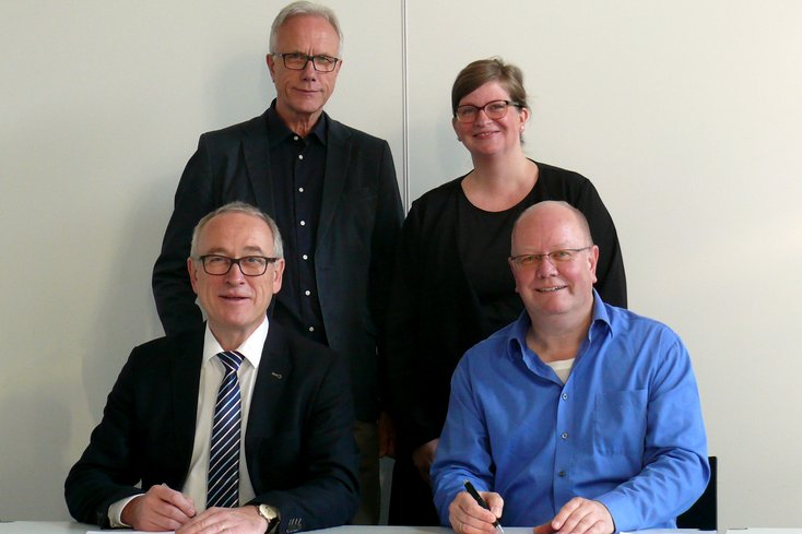 (v.li.) vorne: Prof. Dr. Manfred Weisensee, Hochschulpräsident und Carsten Henze, Personalratsvorsitzender, hinten: Wilfrid Sondag, Berater im Arbeitskreis Suchtprävention und Manuela Hapek, Koordinatorin Betriebliches Gesundheitsmanagement. Foto: Jade HS