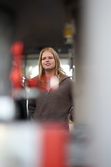 Studentin hört zu im Labor.