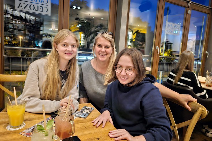 Sabine Ahlers (Mitte) lässt mit zwei Schülerinnen die ereignisreichen Tage beim Abendessen in der Bar Celona ausklingen. (Foto: Jade HS)