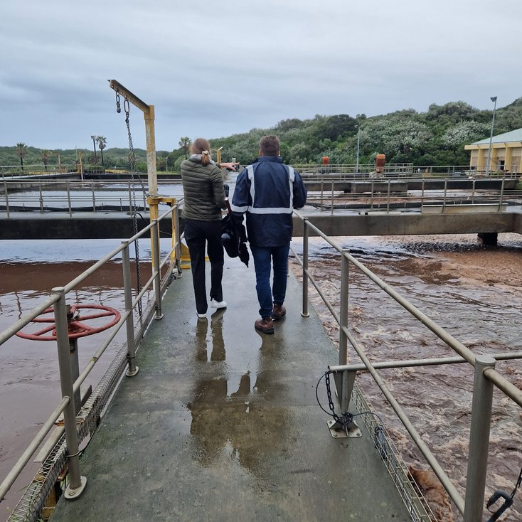 Das Belebungsbecken ist ein zentraler Bestandteil der biologischen Abwasserreinigung, in dem Mikroorganismen organische Stoffe abbauen und das Wasser durch Belüftung gereinigt wird. (Foto: privat)