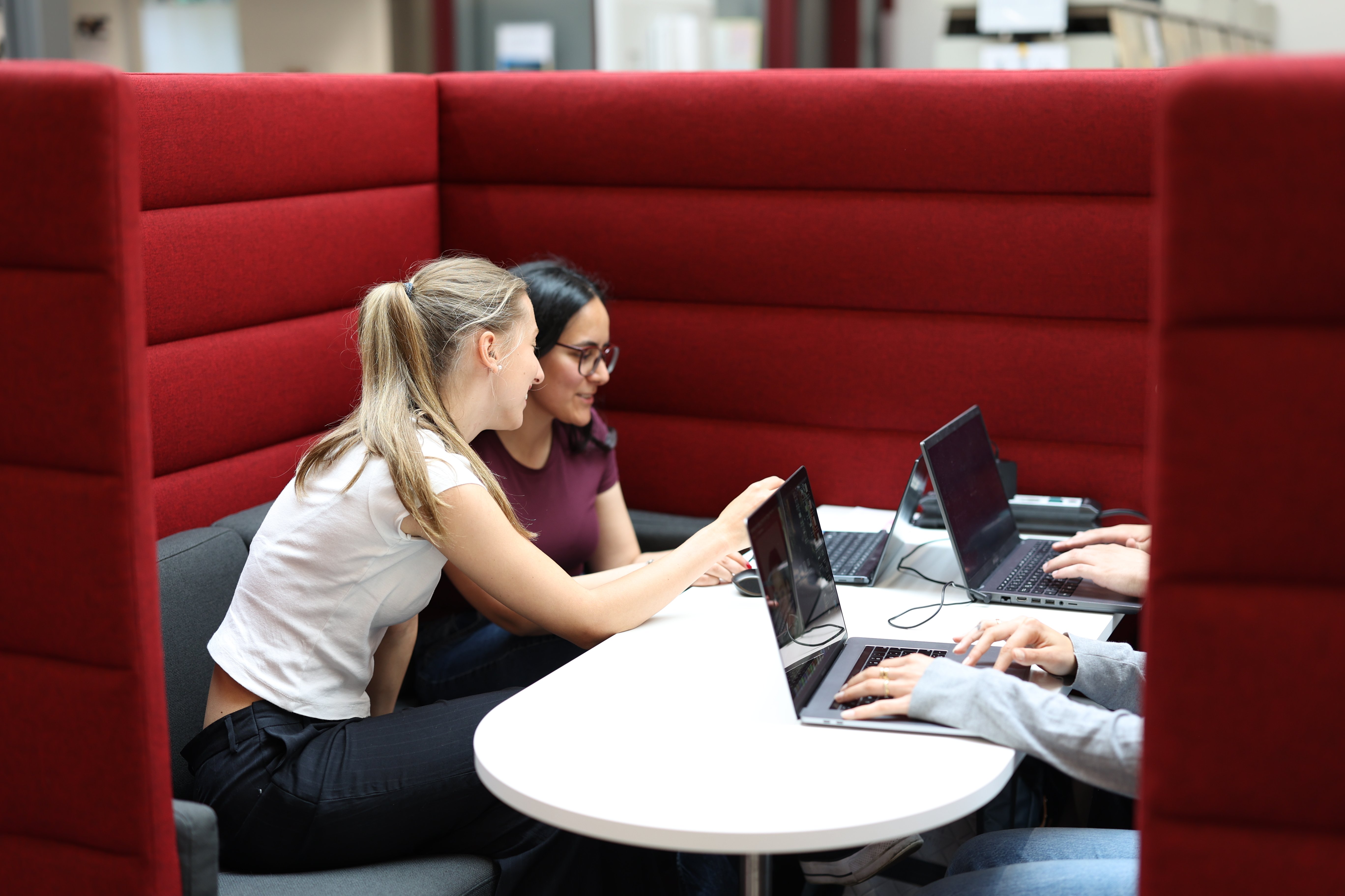 Foto: Studierende mit Notebook