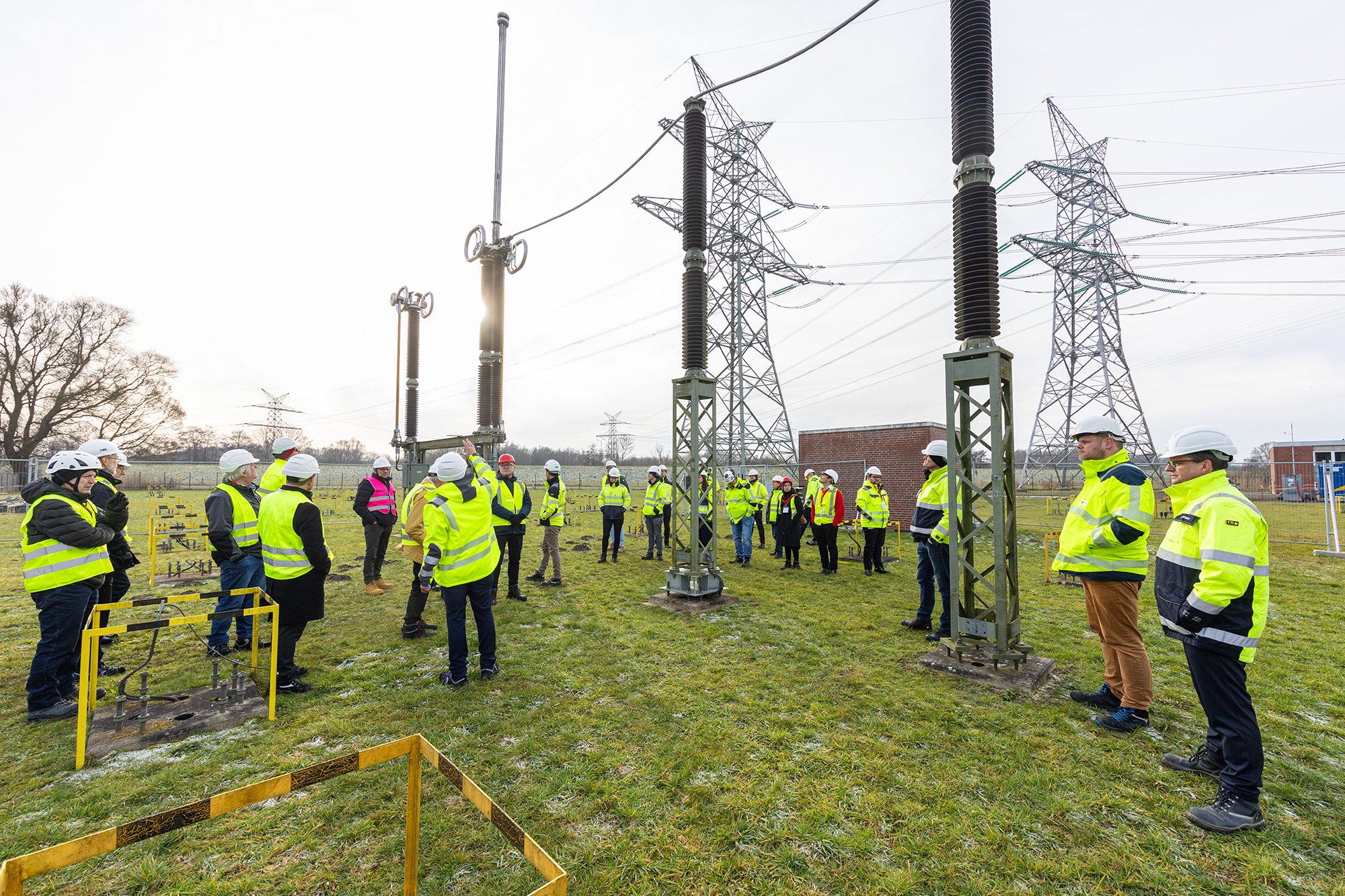 Menschen begutachten ein Umspannwerk
