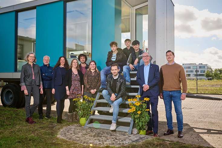 Prof. Peter Fank (2.v.li.) und die anderen Beteiligten bei der Eröffnung des Tiny Houses am 6. Oktober (Foto: Eiko Braatz)