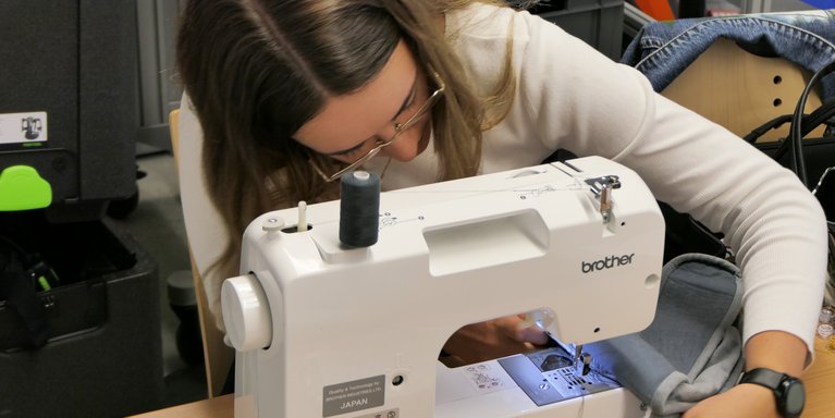 Reparieren satt wegwerfen: Im Repair Café werden alte Dinge wieder flott gemacht. (Fotos: Jade HS/Anika Holzwarth)