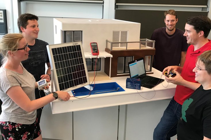 Die Studierendengruppe „Photovoltaik“ aus dem Projekt „Smart House Modell“: (v.l.) Anneke Schüller, Hanke Meinen, Paul Panick, Cole Lewis Rodrigues (TTU) und die wissenschaftliche Mitarbeiterin Nicole Jesse. Foto: Jade HS/Volker Lübben