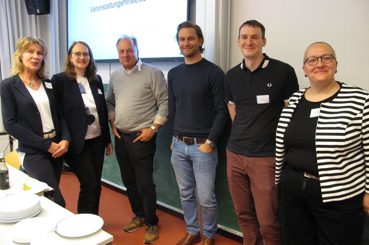 Zufrieden mit der Zusammenarbeit zwischen Wissenschaft und Praxis: (v.l.n.r.) Angelika Grönheim (MDZ HB-OL), Lena Wiegand (Jade HS), Ralph Zimmermann (Abeking & Rasmussen), Christian Sommer (Sommer Operating Solutions), Prof. Dr. Till Sieberth und Heidi Hastedt (beide IAPG) (Foto: Katrin Keller)