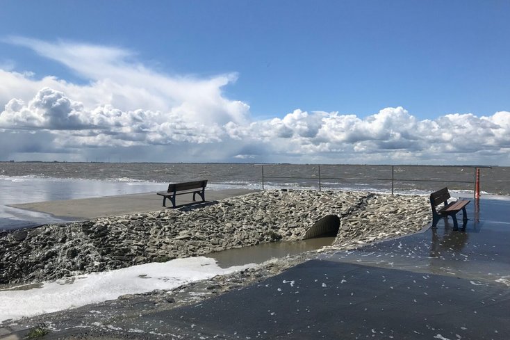 Der Blick vom Campingplatz Sehestedt auf den Jadebusen am 4. Mai 2019 bei Flut. Das Wasser schwappt über den Rand der Bucht und fließt über den befestigten Weg zum nächsten Gewässer. Das hinter dem Deich liegende Land liegt weit unter dem Tidewasserstand. Foto: Jade Hochschule