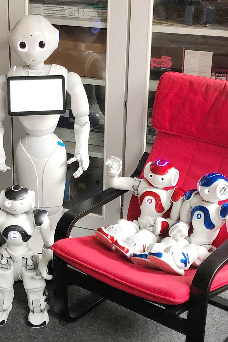 Im nächsten Forschungsschritt will das Team den Roboter Pepper (hinten links) als Trainingsassistenten testen. Foto: Jana Tessmer