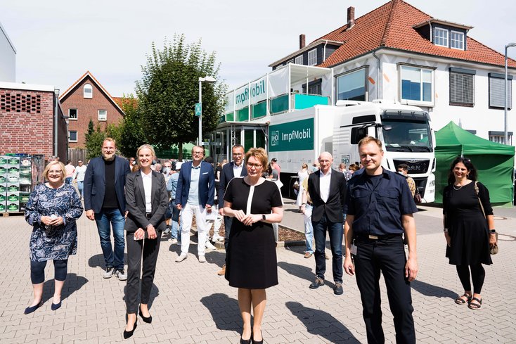 BU: Gesundheitsministerin Daniela Behrens (erste Reihe, dritte von links) wurde von Vertreter_innen der IHJO und der Jade Hochschule, der Stadt Oldenburg, der aktiv & irma Verbrauchermarkt GmbH und der Politik empfangen, unter anderem Prof. Dr. Hero Weber (Vizepräsident für Studium und Lehre der Jade Hochschule – zweite Reihe, vierter von links), Dr. Julia Figura (Finanzdezernentin der Stadt Oldenburg – erste Reihe, zweite von links) und Andreas Schiefbahn (Projektgruppenleiter im Oldenburger Impfzentrum – erste Reihe, vierter von links). Foto: Thomas Weber (picture-weber)