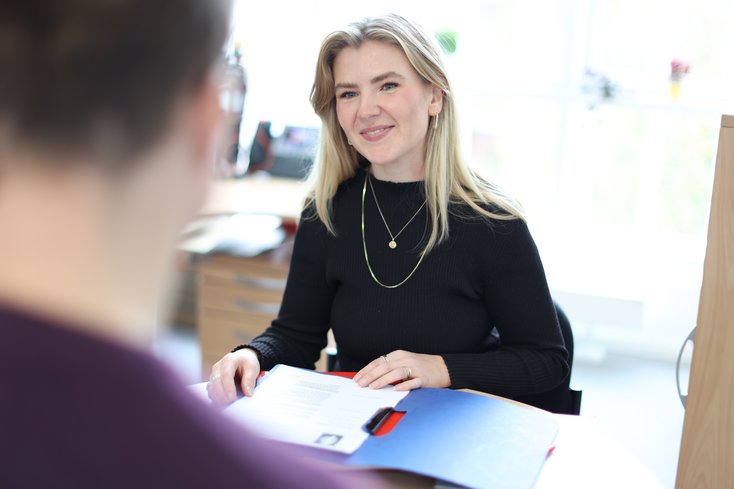 Person mit Bewerbungsmappe