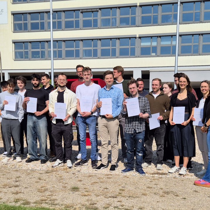 (v. re.) Hans Schmill und Saskia Bertelsmeyer von der abat AG mit den Teilnehmenden der Jade Hochschule (Bild: Jade HS) 