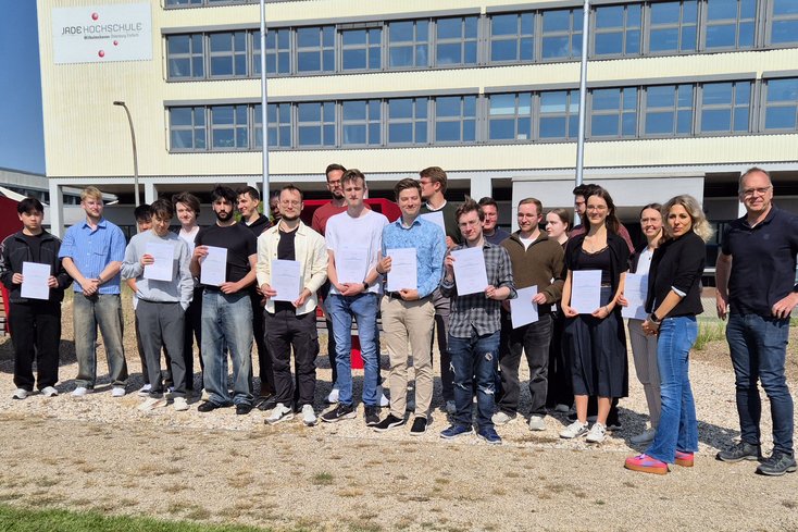 (v. re.) Hans Schmill und Saskia Bertelsmeyer von der abat AG mit den Teilnehmenden der Jade Hochschule (Bild: Jade HS)