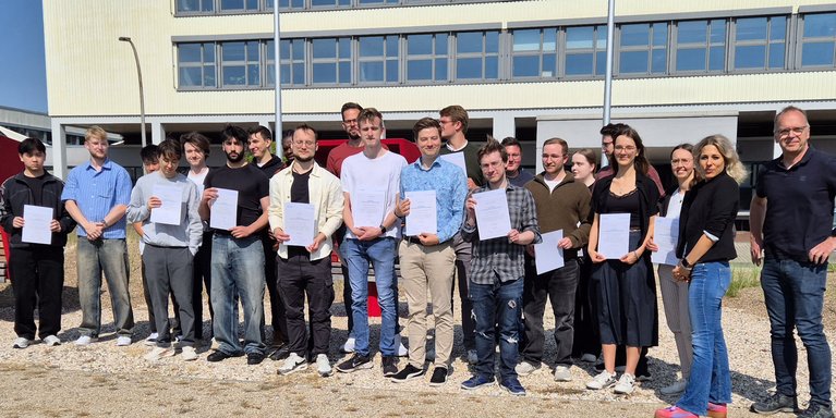 (v. re.) Hans Schmill und Saskia Bertelsmeyer von der abat AG mit den Teilnehmenden der Jade Hochschule (Bild: Jade HS)