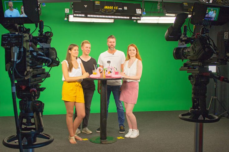 Im Videostudio der Jade Hochschule: (v. li.) Luisa Junker, Kim-Christopher Granz, Frank Glanert und Christina Bensin diskutieren über die Energiewende. Foto: Annika Penner