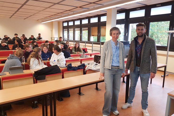 Christiane Goodfellow und Djure Scheiding während des Lerncoachings (Bild: Jade HS)