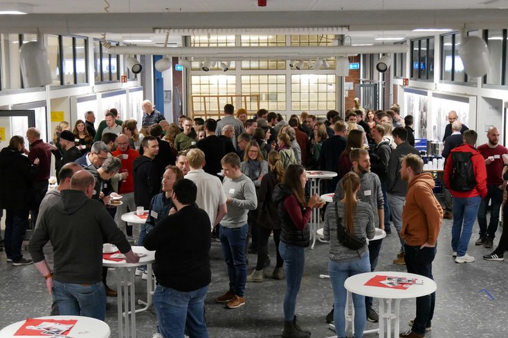 Große Wiedersehensfreude bei den Ehemaligen, die einzeln oder in Gruppen kamen. Allein blieb niemand. (Foto: Jade HS)