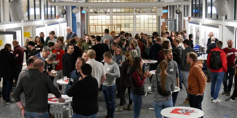 Große Wiedersehensfreude bei den Ehemaligen, die einzeln oder in Gruppen kamen. Allein blieb niemand. (Foto: Jade HS)