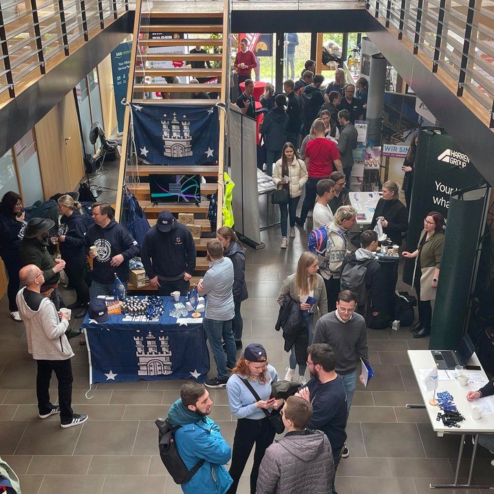 Auf dem Campus in Elsfleth kommen Studierende und Unternehmen zusammen. (Foto: Jade HS/Elisabeth Klimmek)