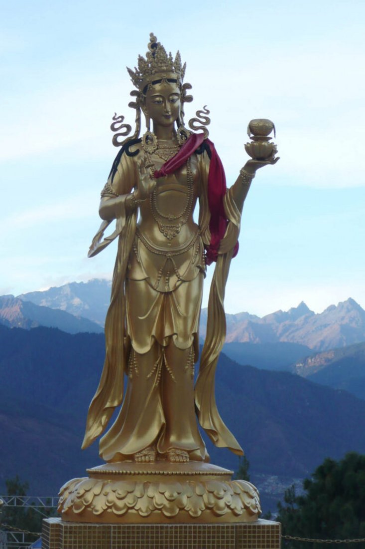 Eine Vielzahl vergoldeter bhuddistischer Statuen weisen in Bhutan auf die Staatsreligion hin.