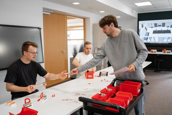 Studierende arbeiten im Logistiklabor