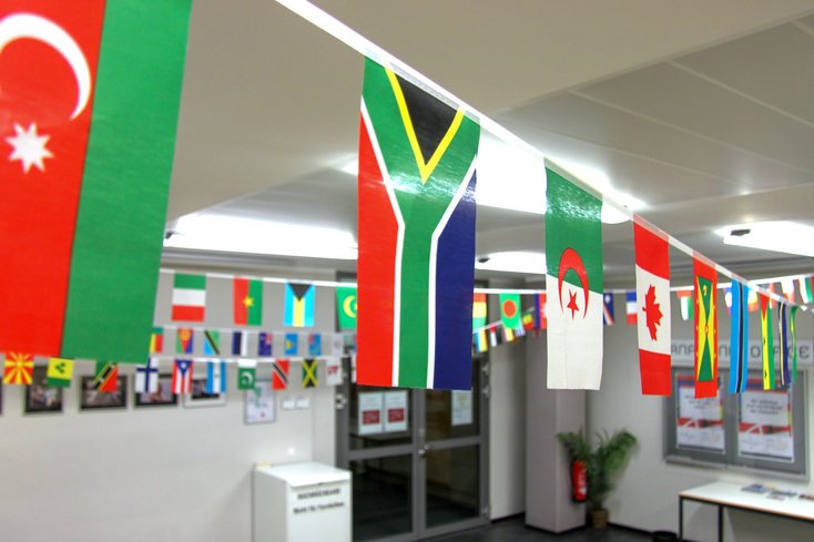 Das Flaggenband vor dem International Office der Jade Hochschule symbolisiert Weltoffenheit (Foto: Maritje Sanders/Jade HS)