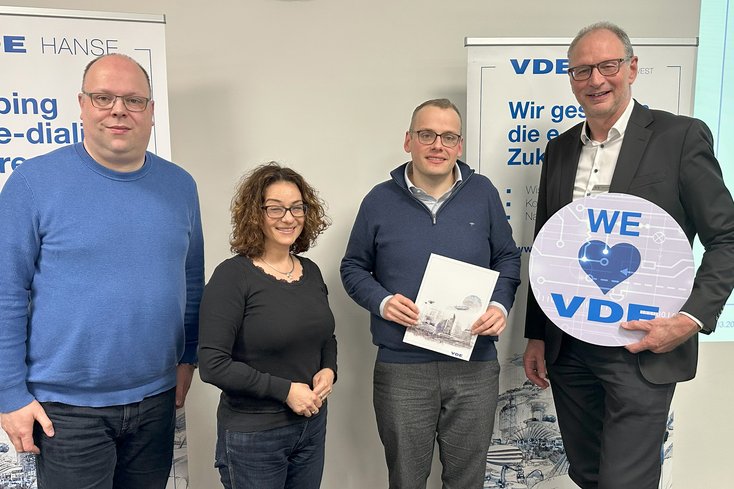 Neben der Auszeichnung von Grefe (2. v. r.) durch den Vorsitzenden des VDE-Bezirksvereins Nord-West, Thorsten Janßen (r.) wurde Prof. Dr. Matthias Haupt (li.) für zwei Jahre zum VDE-Vertrauensdozenten der Jade Hochschule ernannt. Prof. Dr. Tamara Bechtold wurde in den erweiterten Vorstand und zur Jungmitgliederreferentin der Jade Hochschule gewählt. (Foto: privat)