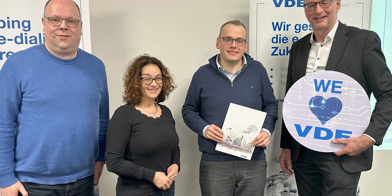 Neben der Auszeichnung von Grefe (2. v. r.) durch den Vorsitzenden des VDE-Bezirksvereins Nord-West, Thorsten Janßen (r.) wurde Prof. Dr. Matthias Haupt (li.) für zwei Jahre zum VDE-Vertrauensdozenten der Jade Hochschule ernannt. Prof. Dr. Tamara Bechtold wurde in den erweiterten Vorstand und zur Jungmitgliederreferentin der Jade Hochschule gewählt. (Foto: privat) 