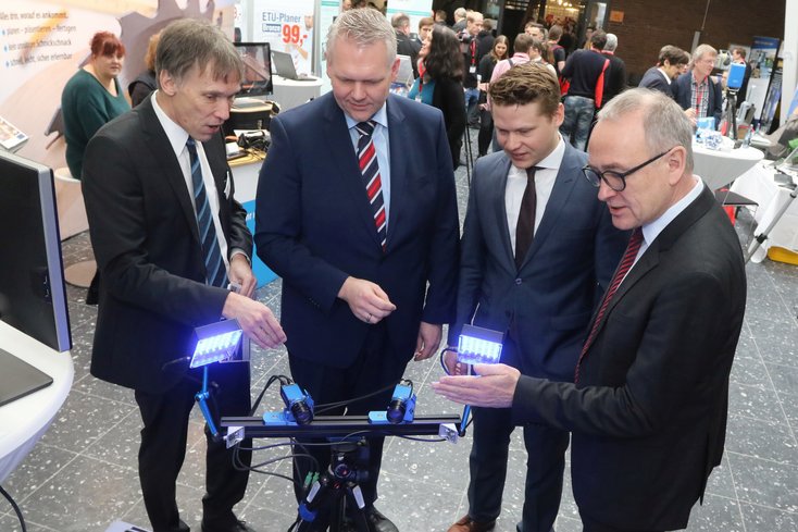 Eröffneten die Oldenburger 3D-Tage (v.li.): Prof. Dr. Thomas Luhmann, Björn Thümler, Dr. Martin Peterek und Prof. Dr. Manfred Weisensee. (Fotos: Piet Meyer/Jade HS)