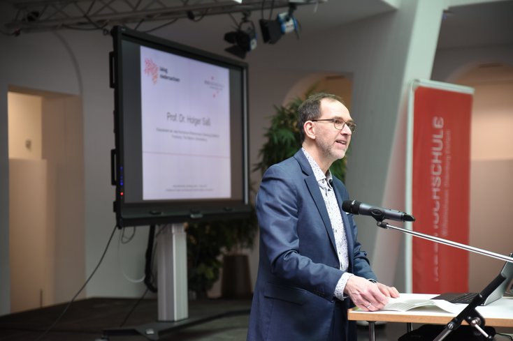 Prof. Dr. Holger Saß, Vizepräsident der Jade Hochschule für Forschung, Third Mission und Gleichstellung hielt ein Grußwort auf der Jahrestagung 2026 der „lakog niedersachsen“ (Foto: Andreas Letzel)