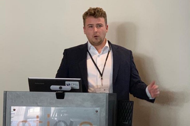 Mick Geisthardt präsentiert auf der CPSL Conference 2023 seine Forschungsergebnisse (Bild: Fabian Hock)