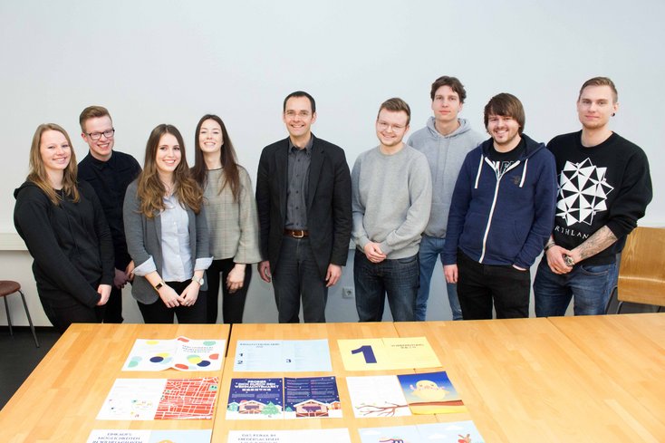 Die Studierenden mit Prof. Dipl.-Des. Götz Greiner. Foto: Gaby Pfeiffer/Jade HS