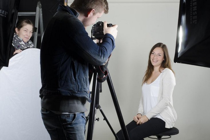 Medienprojekte zu managen, steht im Mittelpunkt des Studiengangs Medienwirtschaft und Journalismus. Foto: Tobias Hagemann