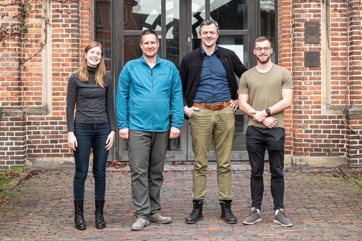 Ansprechpartner_innen an der Jade Hochschule (v.li.): Sharina Alves, Prof. Dr. Sebastian Hollermann, Christian Kreyenschmidt und Ben Gottkehaskamp. (Foto: Andreas Rothaus/Jade HS)
