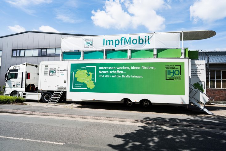 Mit dem ImpfMobil stehen zwei Impfstraßen zur Verfügung, die die Impfung von bis zu 400 Personen pro Tag ermöglichen. (Foto: IHJO)