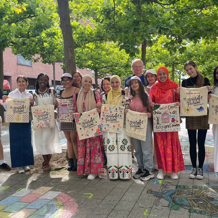26. Sommerdeutschkurs in Wilhelmshaven: Teilnehmer_innen auf dem diesjährigen Street Art Festival in Wilhelmshaven (Foto: Jade HS/Lara Janssen)