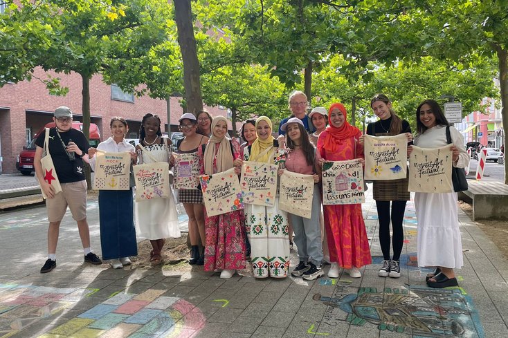 26. Sommerdeutschkurs in Wilhelmshaven: Teilnehmer_innen auf dem diesjährigen Street Art Festival in Wilhelmshaven (Foto: Jade HS/Lara Janssen)